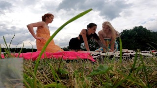 Keine Höschen Mädchen im Freien Spaß am Anprobetag mit Dessous und kurzen Sommerkleidern und Miniröcken