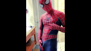 spiderman se branle dans son nouveau costume 💦