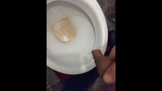 Pisse dans les toilettes