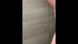 MILF verwijdert haar bikini in de douche in de sportschool