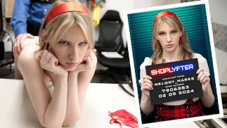 Melody Marks es una chica bastante Innocent que solo quiere hacerlo bien e ir Far en la vida