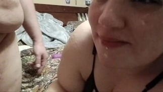 Жена-толстушка трахается лицом до тех пор, пока муж не кончит ей на лицо! 💦👅