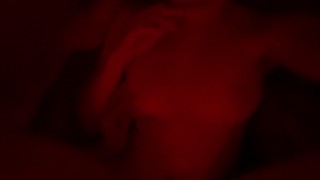 学校の前に彼女の喜びのために義理の妹の猫をなめる