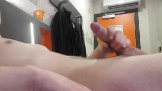 Regardez teen Ameteur Big Dick Jizzyjay92 masser sa bite