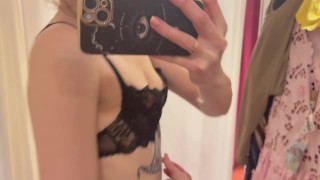 Hot gata experimentando roupas sensuais