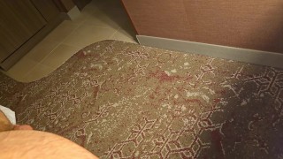 Pisse du matin du lit dans la chambre d’hôtel - paresseux et ne veut pas se lever