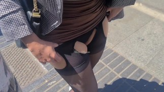 FLASH PUBLIC. J'enlève mes collants et montre mes seins à de nombreux inconnus