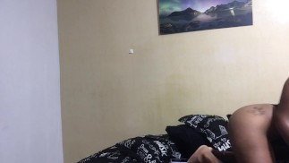 セクシーなランジェリーを着た美しいキューバ人が部屋でお尻を振ってスパンキングする