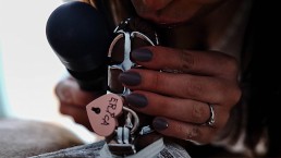 彼が檻の中で苦労している間、私は彼のコックにキスします