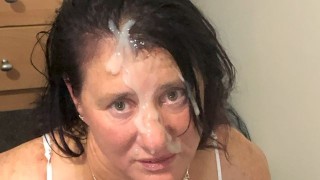 MILF sexy veut une énorme charge crémeuse sur son visage et ses cheveux