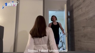 Traí com um vizinho enquanto meu marido estava em outro quarto