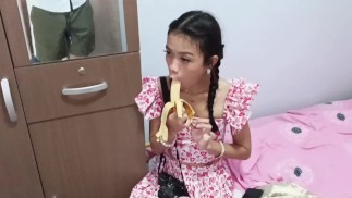 Une petite fleuriste mignonne avale bien mieux une banane et une bite dure que de vieilles putes