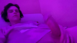 Femboy speelt met zijn grote lul