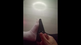 Femboy qui aime éjaculer sur les pieds