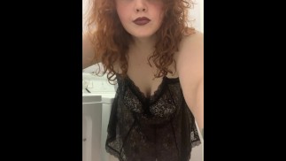 Rousse potelée en lingerie Black dentelle