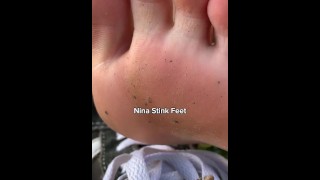 POV : Pieds puants Fetish. Enlever les baskets de sweat