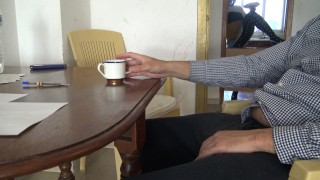 怀孕的继母在闪过我的大鸡巴后无法抗拒