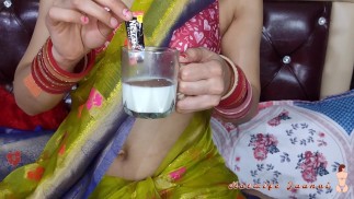 Bhabhi sexy fait du café délicieux à partir de son lait maternel frais pour devar en serrant son lait dans une tasse