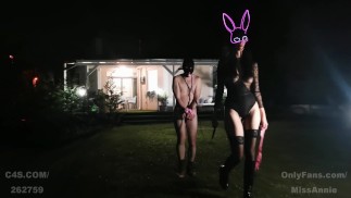 Walking My Bitchboy - Miss Annie - femdom vrouwelijke dominatie slaaf aan de leiband hondenslaaf vernedering