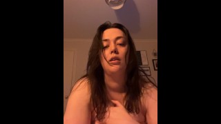 Busty morena implora para você foder seus peitos enormes