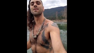 Skinnydipping à l’extérieur avec votre homme poilu tatoué préféré