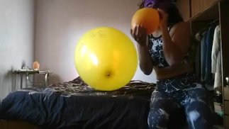 chica jugando en la habitacion con globos
