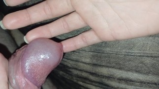 脱下湿漉漉的运动袜，射在鞋底
