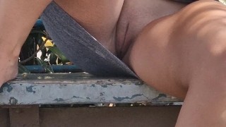 Senza mutandine su una panchina nel parco, primo piano della sua figa quando vede che viene presa da casa