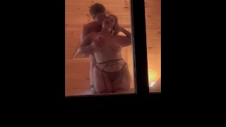 Cuck Hubby regarde par la fenêtre, obtient creampie nettoyage + secondes Baveuses