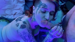 POV bimbo fans aux gros seins jette le cul tatoué pour un creampie