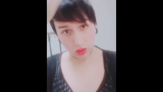 Travesti vestida muy zorrita se empina y enseña la tanga