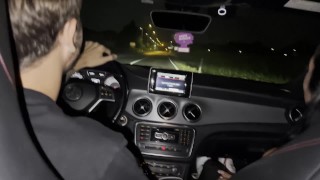 Comme on rentait du cinéma. voiture avec des amis, j’ai commencé à sucer la bite du mec s