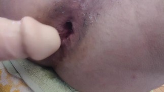 Juego anal casero amateur. Boquiabierto con grandes consoladores realistas. Hombre solo. Lubricante.