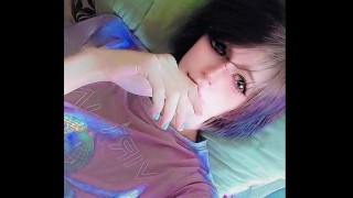 Short pixie aux cheveux violets Pale Cutie Femboy / Tomboy Cums sur leur ventre