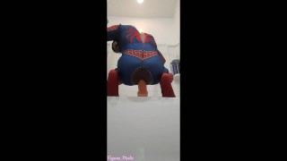 Spiderman jouit en chevauchant un gode massif