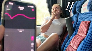 Risqué! Fille jouit dans un bus public avec vibrateur