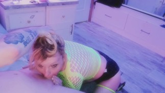 Puta com bunda grande fodida na garganta