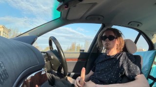 Twink je přistižen při onanování na veřejnosti