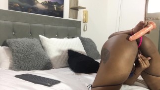 Je mets ma luxuriante dans ma chatte et avec mon gode je baise ma chatte en regardant du porno