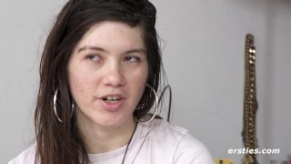 Ersties-Julia Wは彼女が自分自身を指で触れる前にバットプラグを挿入します