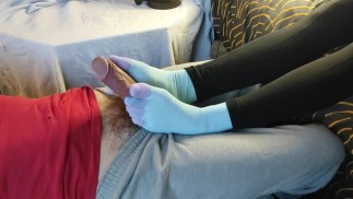 Przyrodnia siostra daje mi skarpetkę / footjob, spuszczam się na jej skarpetki!