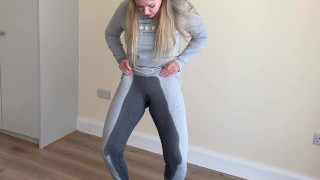 fille qui fait pipi désespérément dans son pantalon de pyjama