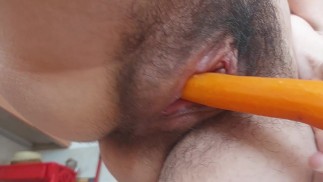 Ondeugende wortel in harig poesje 💥👀 Hete brunette MILF met harig poesje en grote kont