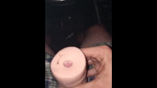 Le chauffeur de porte s’ennuie au travail en utilisant sa chatte de poche dans la voiture