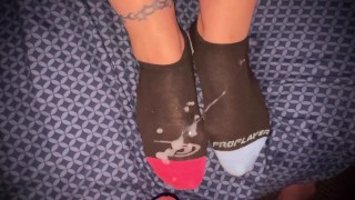 Éjacule à nouveau sur ses chaussettes