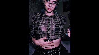 goth chick aime remplir sa chatte et son cul serré avec des godes orgasme intense