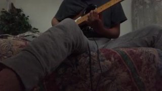 (dostępne na wszystkich platformach) Rodzice jęczący w drugim pokoju, podczas gdy ja gram na gitarze 3