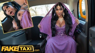 Fake Taxi infirmière bengali prend une grosse bite dans sa chatte asiatique serrée avec ses gros seins à l’air