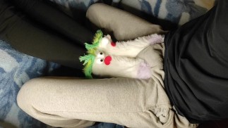 Śmieszne skarpetki/ skarpetki. Przyrodnia siostra dała mi pracę w skarpetkach / footjob. Spuszczam się na jej skarpetki!