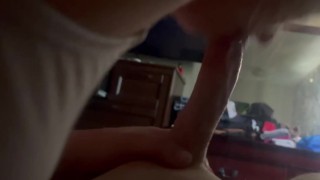 Przyrodnia siostra prawie przyłapana na ssaniu kutasa